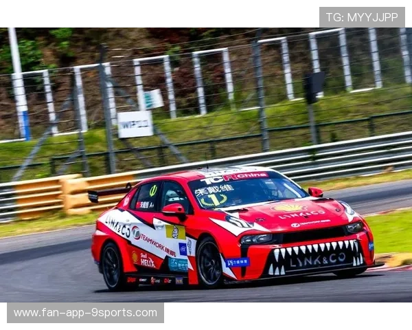 赛车界迎来史诗级撞车现场，冠军积分榜昼夜翻转