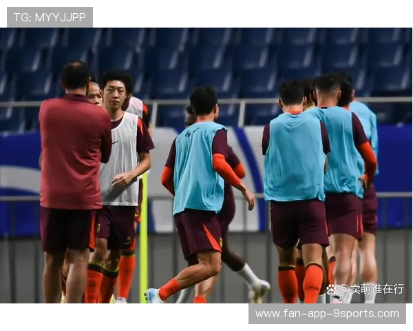 中后卫在训练中完成长传,提升球队反击速度 中后卫在训练中完成长传,提升球队反击速度