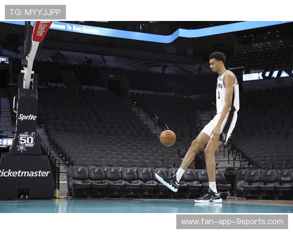 弗兰兹在训练中撑起高强度对抗 弗兰兹在训练中撑起高强度对抗